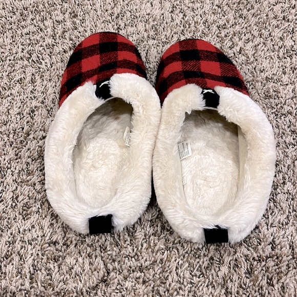 KOHLS slippers 🖤 - Picture 4 of 4